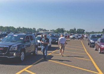 Low vehicle inventory spurs dealers to broaden search for product